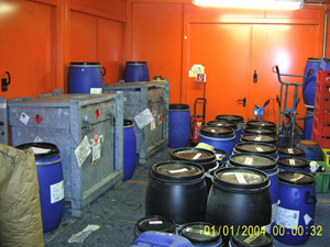 Blick in ein Schadstofflager: Fässer und Boxen zur Sammlung von Problemmüll