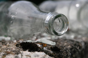 Altglas im Detail: Nahaufnahme einer Weißglasflasche