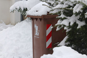 Braune Biotonne im Winter, BioEnergieTonne, Schnee, Schneehaube