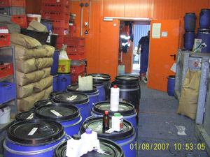 Im Schadstofflager: Ringfässer für Problemabfälle