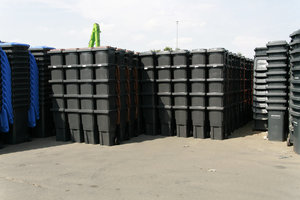 Mülltonnenstapel, gestapelte Mülltonnen, Mülltonnen, Stapel, Lagerfläche, Lagerplatz, Restabfalltonnen, Biotonnen, Papiertonnen