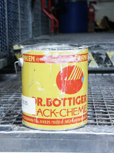 Eine Lackdose gehört zur Schadstoffsammlung