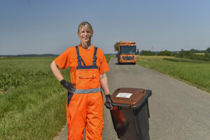 Müllwerkerin, Biotonne, orange Arbeitsschutzkleidung, Müllfahrzeug, Hecklader, Frau, Mülllaster, Müllauto