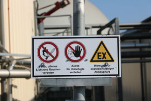 Hinweisschilder: Feuer, offenes Licht und Rauchen verboten, Zutritt für Unbefugte verboten, Warnung vor explosionsfähiger Athmosphäre