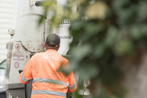 Müllabfuhr, Mülltonnenleerung, Müllfahrzeug, Hecklader, Schüttung, Müllwerker, orange Arbeitsschutzkleidung