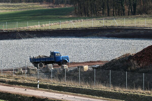 Bauschuttdeponie, Anlieferung, Oldtimer-LKW, neuer Deponieabschnitt