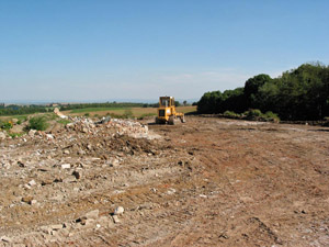 Für inerte Baureststoffe wie Steine, Ziegel, Mauerwerk: Bauschuttdeponie mit Raupe