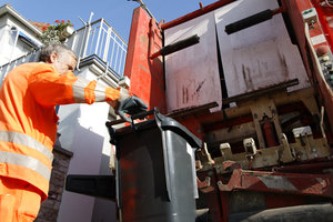 Müllabfuhr, Einhängen, Restabfalltonne, Schüttung, Leerung, Müllwerker, Hecklader-Müllfahrzeug, Mülllaster, Müllauto