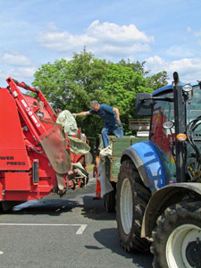 Kunststoffsammlung, Kunststofffolien, Plastikfolien, Landwirtschaft, Traktor, Pressmüllfahrzeug