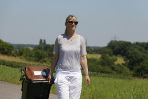 Biotonne 60 Liter MGB, Frau, Bereitstellung zur Müllabfuhr