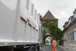 Müllabfuhr, Heckladermüllfahrzeug, Müllwerker, orange Arbeitsschutzkleidung, Sicherheitskleidung