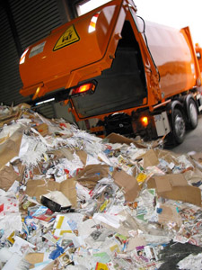 Auf dem Weg zum Recycling: Müllfahrzeug entlädt in einer Sortieranlage die gesammelten Papierabfälle aus der Papiertonne