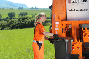 Müllabfuhr, Müllwerkerin, Frau, Hecklader, Mülllaster, Müllauto, Einhängen Mülltonne, Schüttung, orange Sicherheitsarbeitskleidung