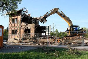 Abriss eines fränkischen Fachwerkhauses: Baustelle, Bagger, Einzäunung, Bauarbeiter