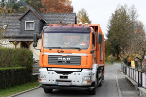 Oranges Müllfahrzeug: Hecklader, Wohnsiedlung, Einfamilienhaus, Einfamilienhäuser