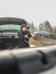 Papiercontainer, Kartonagen, Kartons, Frau, Einwurf, Einwerfen, Wertstoffsammelstelle