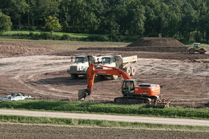 Erweiterung Bauschuttdeponie, Baumaschinen, Bagger, Baumaterial, Walzen, Baufahrzeuge, Kipper