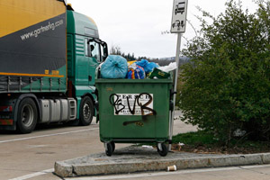 Überfüllter Restabfallcontainer (MGB 1100 Liter) auf einem Autobahnrastplatz: offener Deckel, Plastiktüten, Plastiksäcke, Borussia Dortmund