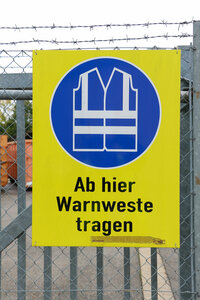 Hinweisschild "Ab hier Warnweste tragen"