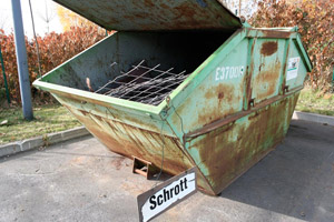 Grüner Sammelcontainer für Schrott: Deckelmulde, Stahlgitter, offener Deckel