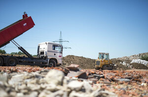 Bauschuttdeponie, Raupe, Container-LKW, Abladen, Abkippen, Entladen, Abrollcontainer, Lastwagen