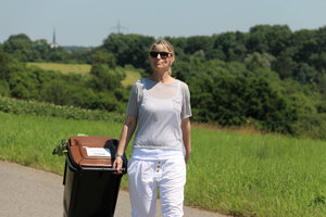 Biotonne 60-Liter-MGB, Frau, Bereitstellung zur Müllabfuhr