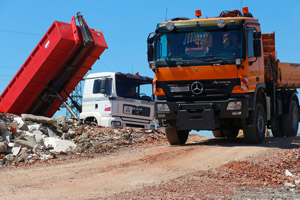 Bauschuttdeponie, Anlieferung, LKW, Kipper, Container-LKW, Lastkraftwagen