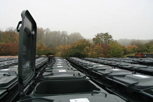 Novemberstimmung und offener Deckel: Graue Restabfalltonnen warten auf ihre Auslieferung an die Kunden