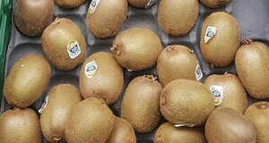 Abfallvermeidung beim Einkaufen – Positivbeispiel: Früchte unverpackt, Kiwis, lose Früchte, Vermeidung von Verpackungsmüll