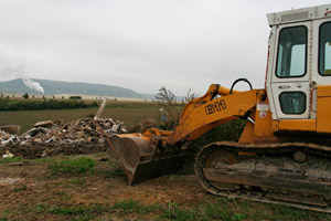 Raupe auf einer Bauschuttdeponie