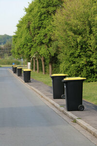 Abfuhr Gelbe Tonnen, 240-Liter-MGB, Bereitstellung, Abfuhrtag, Gehsteigrand, Fußgängerweg