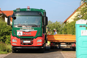 Mülllaster, Müllauto, Rückfährtsfahren, Einweisung, Einweiser, Engestelle, Hindernis, Behinderung