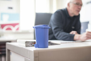 Abfallberater, persönliche Beratung, Mülltönnchen, kleine Papiertonne, Mann