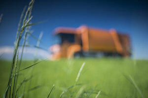 Oranges Müllfahrzeug, Hecklader, Mülllaster, Müllauto, Naturkulisse