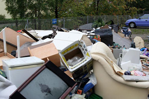 Sperrmüllhaufen, Sperrmüllgegenstände, Fernseher, TV, Polstermöbel, Computer, Monitor, Holzregale, Gefriertruhe, Kinderwagen, Stuhl