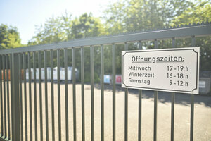 Hinweisschild Öffnungszeiten, Tor, Wertstoffsammelstelle, Wertstoffhof