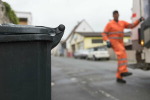 Müllabfuhr, Heckladermüllfahrzeug, Restabfalltonne, Müllwerker, orange Arbeitsschutzkleidung, Sicherheitskleidung