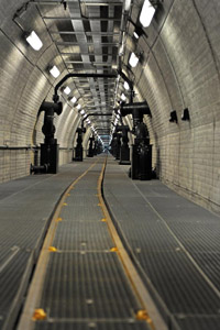 Europaweites Vorbild in Sachen Deponietechnik und Deponiesicherheit: Kreismülldeponie Wirmsthal. Begehbarer Kontrollgang aus Stahlbeton