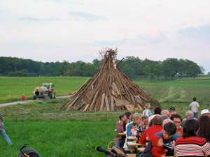 Erst wird gefeiert: Ein aufgeschichteter Holzstapel wartet auf das Sonnwendfeuer