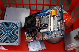 Computerzubehör/Computerschrott: Platine, Lüfter, Festplattengehäuse, Harddisk, HD, roter Sammelkorb, Elektronikschrott