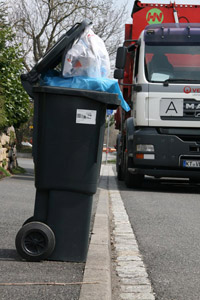 Mit offenem Deckel: Überfüllter Restabfallbehälter