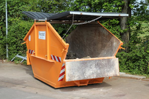 Oranger Bauschuttcontainer, gedeckelte Mulde, Wertstoffhof