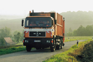 Oranges Müllfahrzeug im Morgenlicht