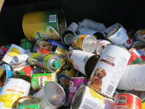 Blick in einen Dosencontainer: Weißblechdosen, Konservendosen, Spraydosen, Tierfutterdosen