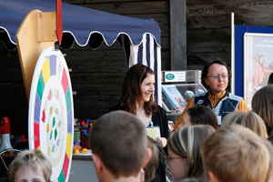 Stand der Abfallberatung: Tag der offenen Tür, Glücksrad, Kinder, Menschenschlange, Infotafeln, Zelt