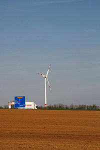 Windkraftanlage, Windrad, Windräder, regenerative Energien, Energiewende, Rotorblatt, Rotorblätter, Acker, Autobahnwegweiser