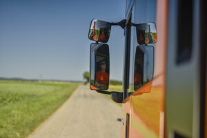 Oranges Müllfahrzeug, Mülllaster, Müllauto, Fahrer, Führerhaus, Seitenspiegel