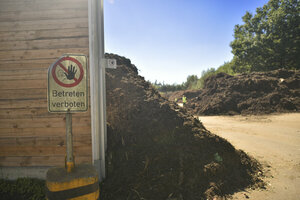 Kompostwerk, Kompostanlage, Kompostmieten, Hinweisschild, Betreten verboten