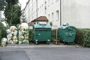 Müllschleuse, grüne Müllcontainer (MGB 1.100 Liter), Gelbe Säcke, Sammelständer, Sammelplatz, Mehrfamilienhaus, Mehrfamilienhäuser, WohnanlaStellplatz