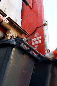 Müllfahrzeug, Schüttung, Einhängen Restabfalltonne, Hecklader